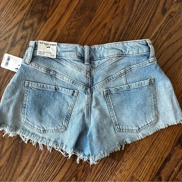Free People cutoffs | We The Free CRVY High Voltage Short | Curvy jean shorts - Picture 3 of 9